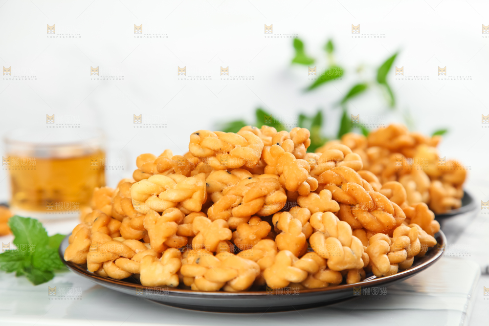 盘子里装着小麻花