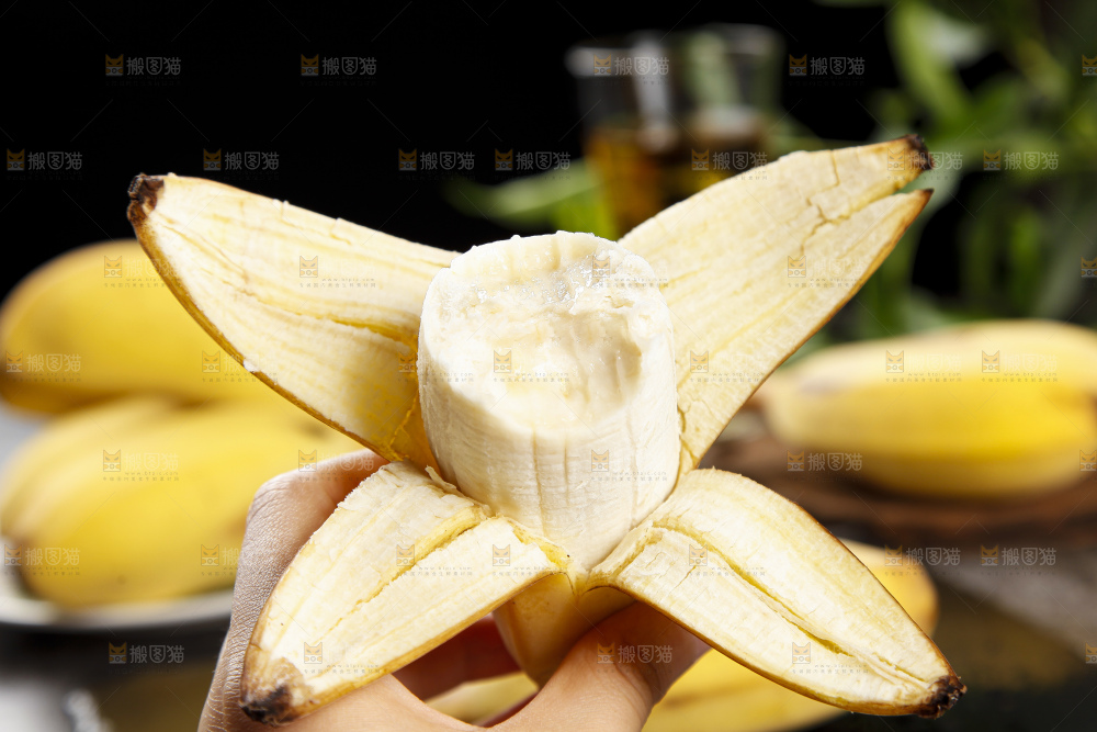 石板上的新鲜苹果蕉
