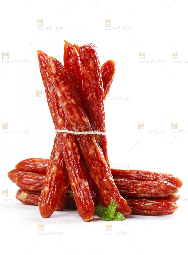 白底上摆放着腊肠