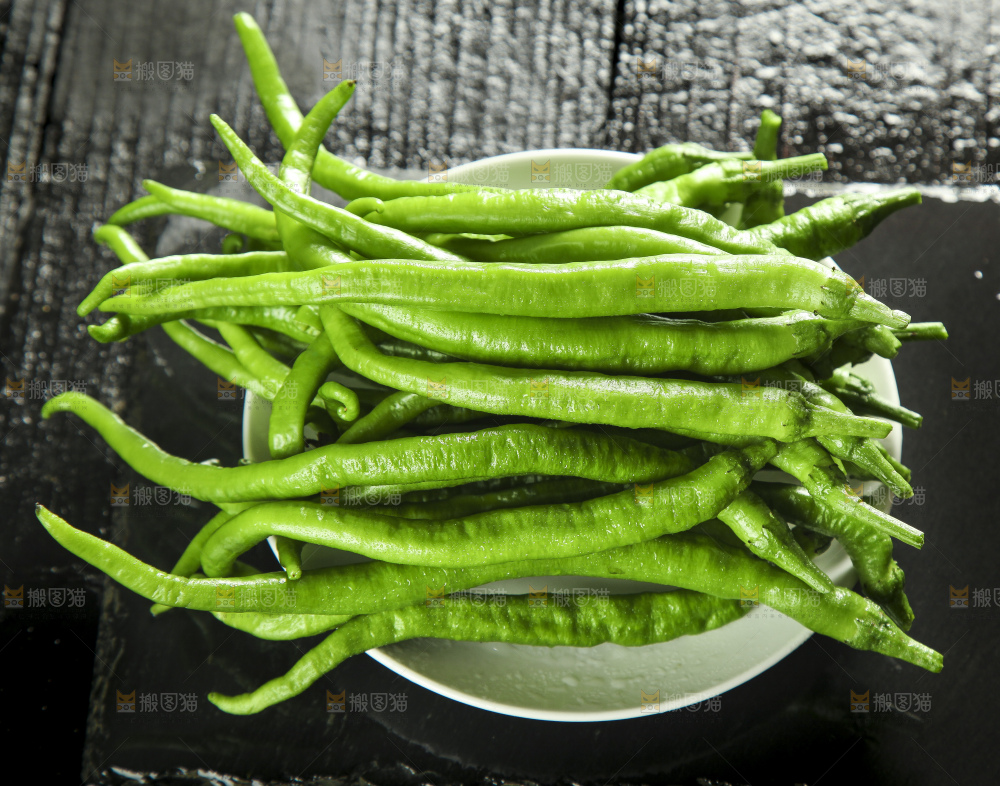 盘子里装着二荆条辣椒