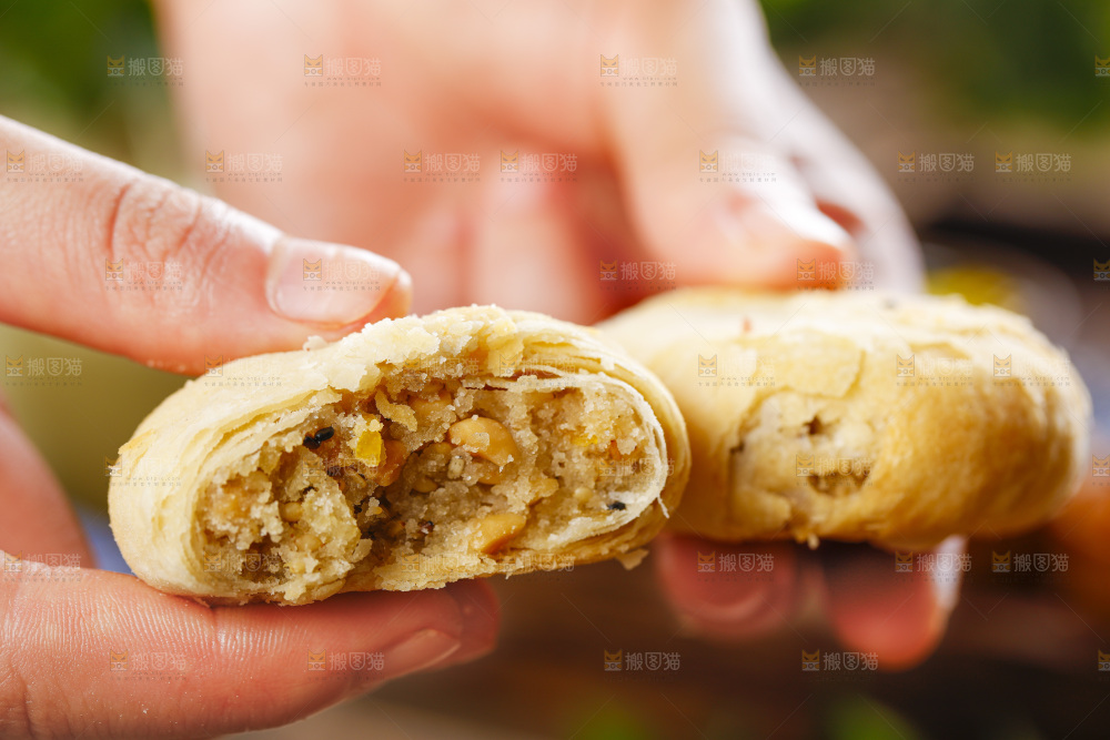 手里拿着老月饼