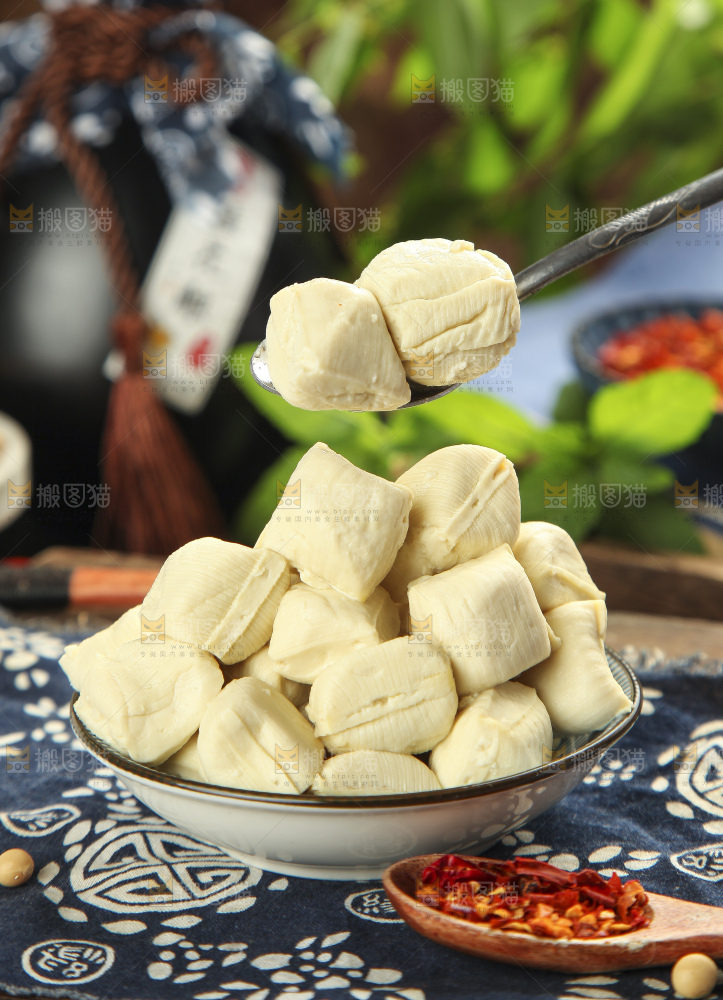 花布底上的包浆豆腐
