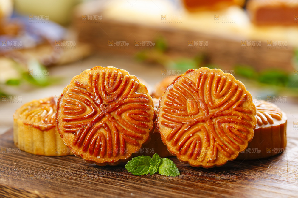 木板上放着中秋月饼