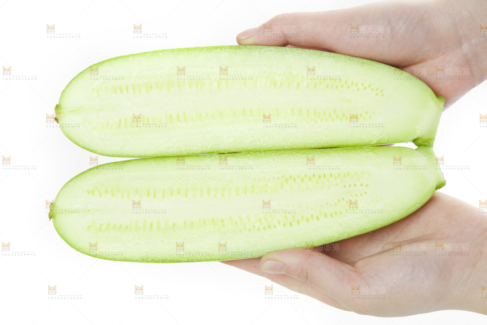手里拿着西葫芦