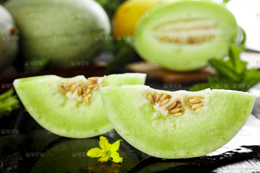 黑底上摆放着玉菇香瓜