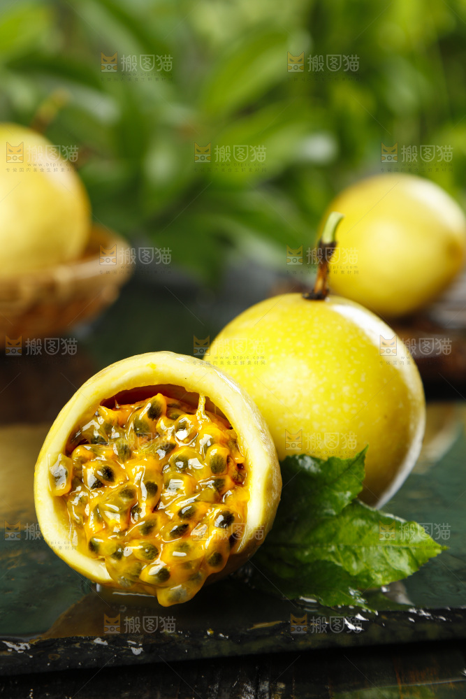 黑石板上摆放着新鲜百香果