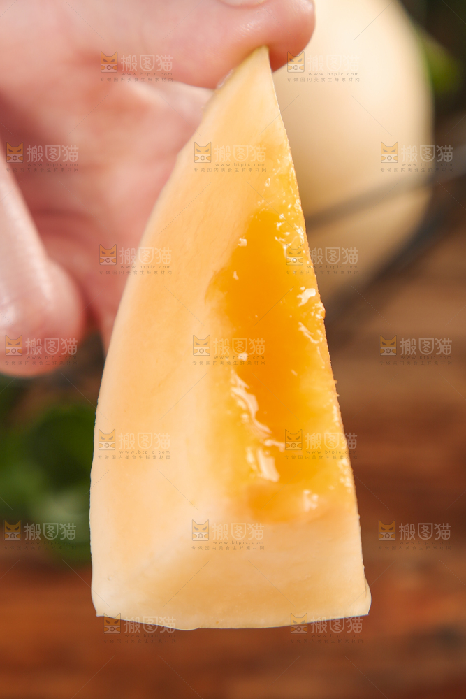 手里拿着东方蜜甜瓜