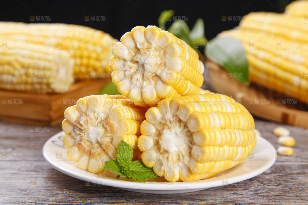 盘子里的水果玉米