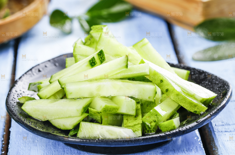 盘子里装着切片的黄瓜