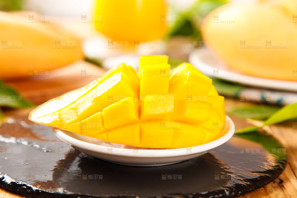 黑底上放着芒果
