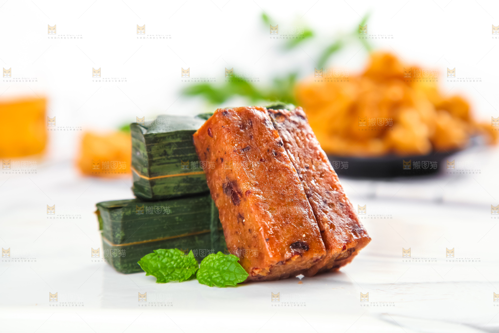 石板上摆放着竹叶糕