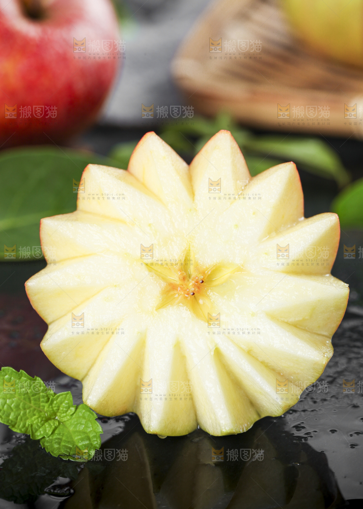 黑底上摆放着秦冠丑苹果