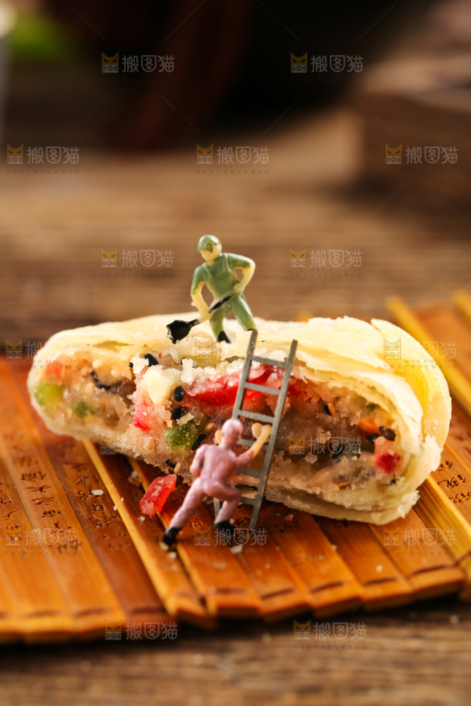 竹底上摆放着酥式月饼