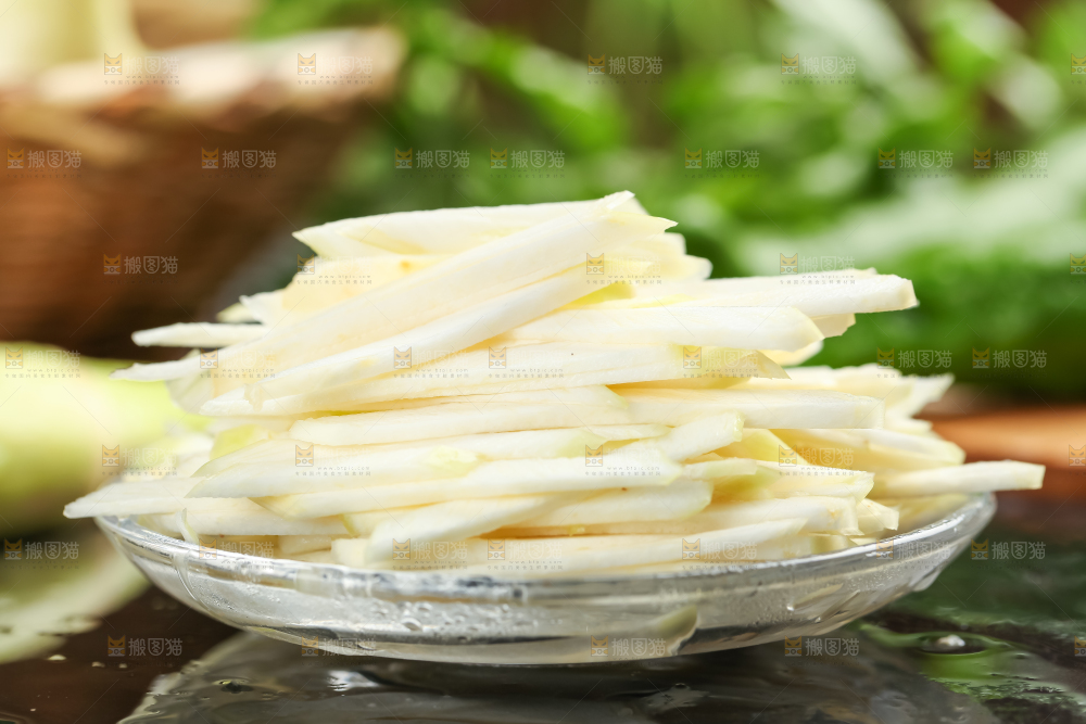 碗里装着鲜嫩茭白