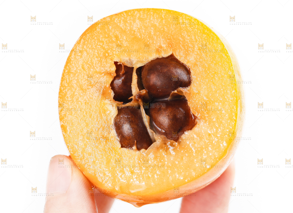 手里拿着枇杷果