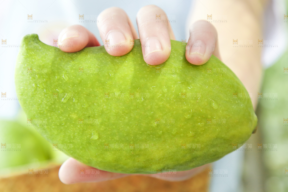 手里拿着钻石芒果