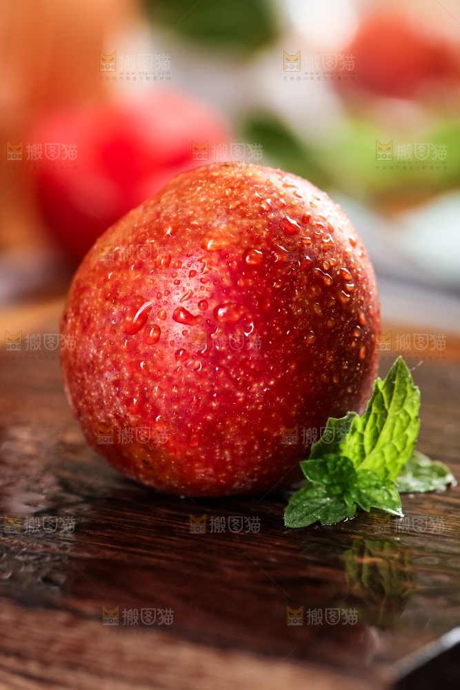 深底上放着红肉三华李