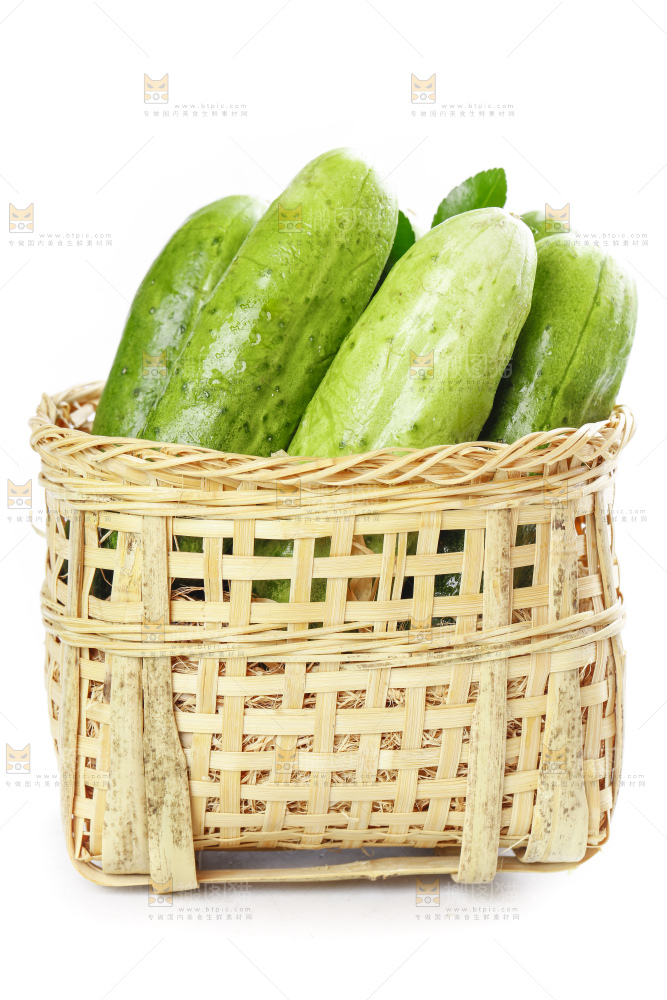 篮子里装着蔬菜黄瓜