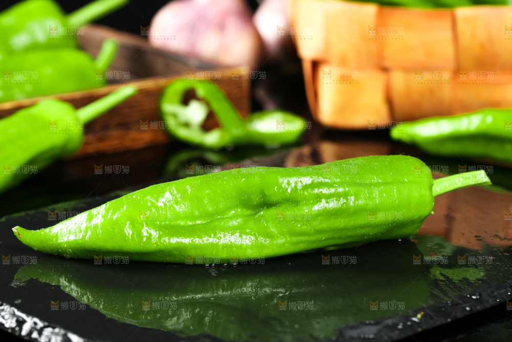 黑底上放着辣椒