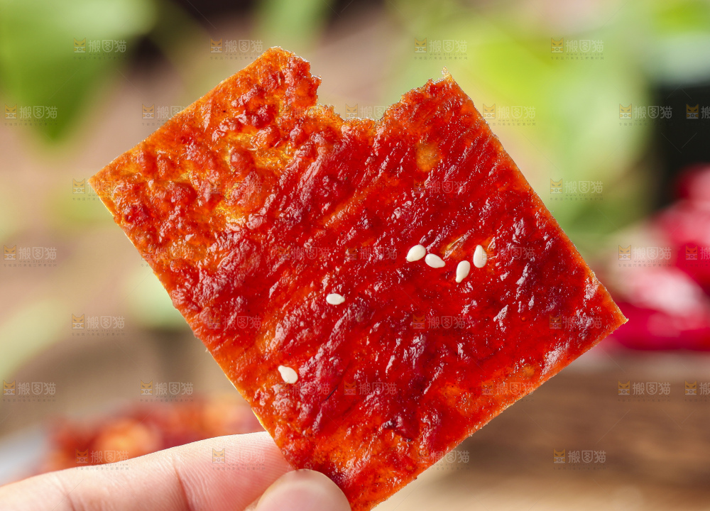 手里拿着肉脯