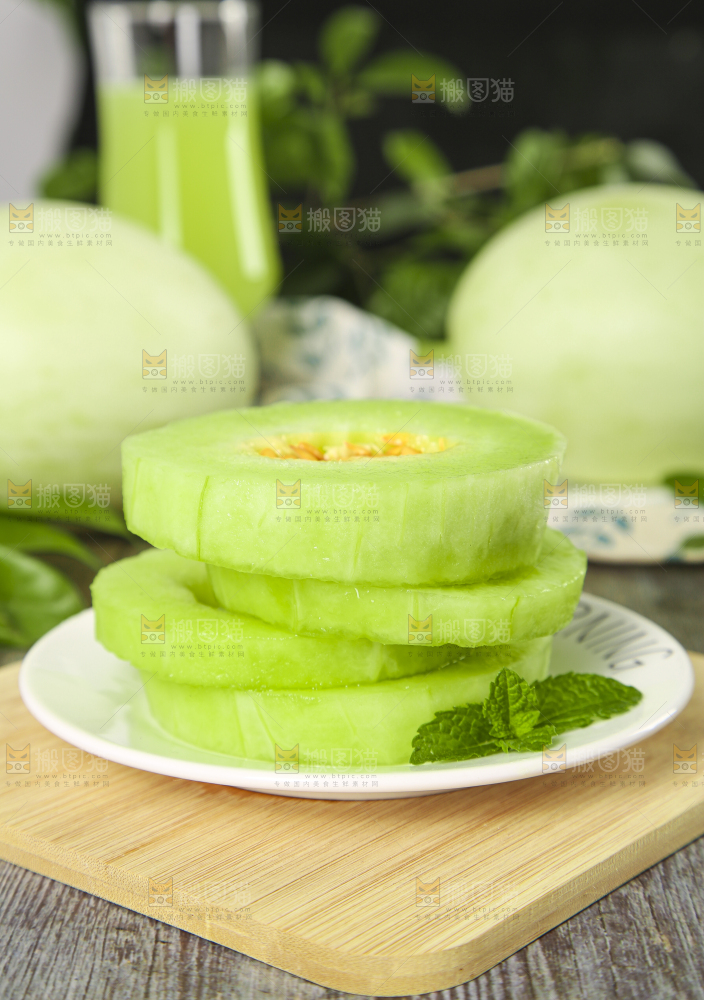 盘子里装着玉菇甜瓜