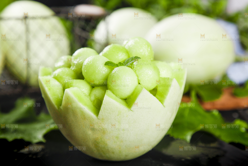 深底上摆放着玉菇甜瓜