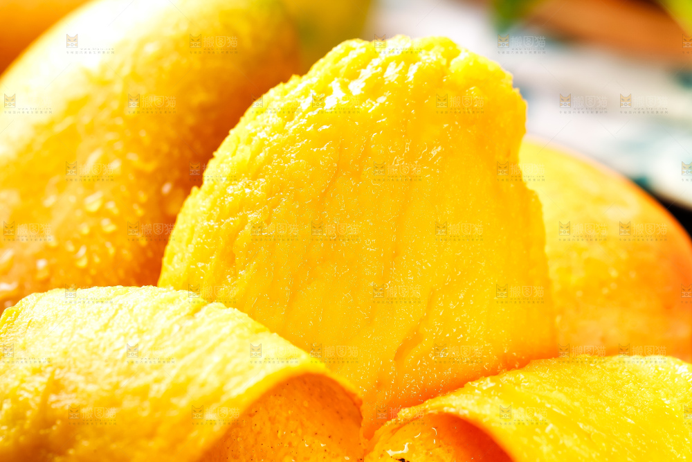 篮子里装着芒果