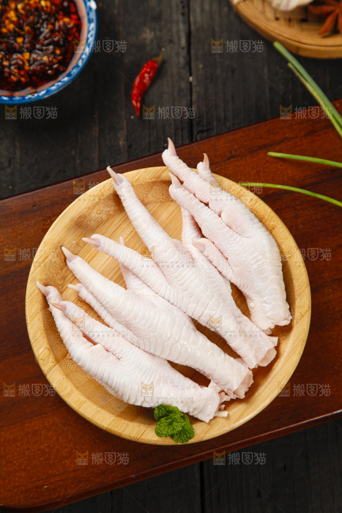 木板上放着一盘鸡爪子