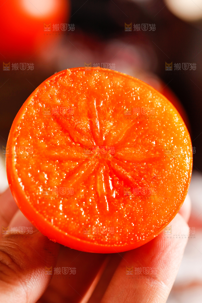 深底上的水晶柿子