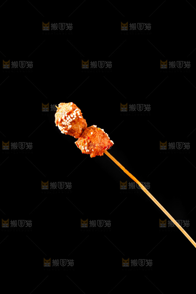 黑底上的肉串