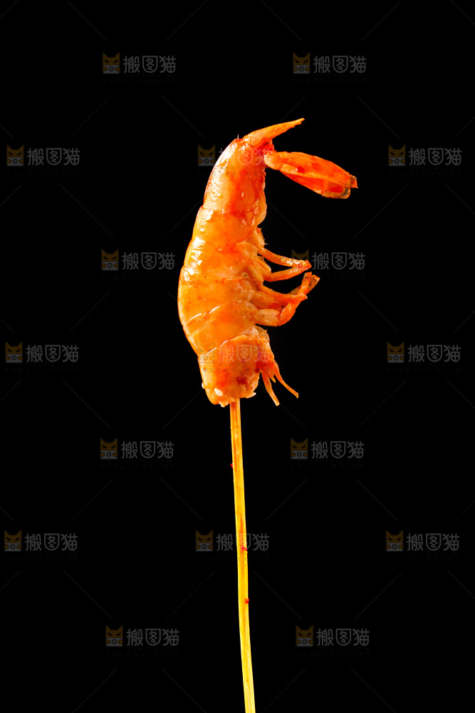 黑底上的虾串