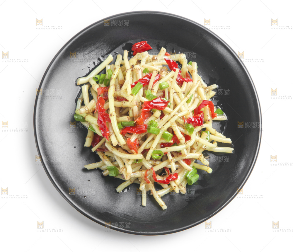 盘子里装着炒鱼腥草