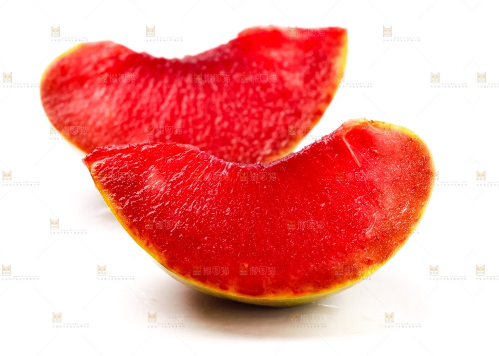 白底上放着切开的红肉李子