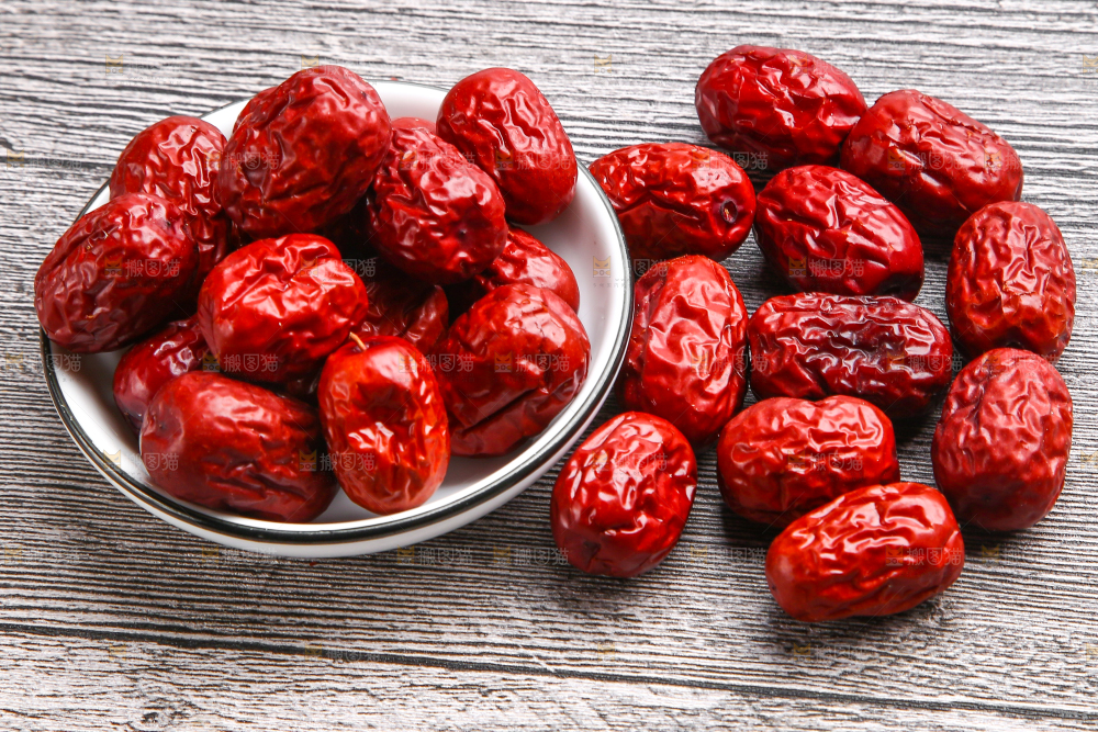 木底上放着新鲜红枣