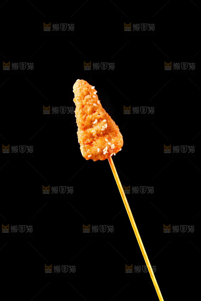 黑底上的肉串