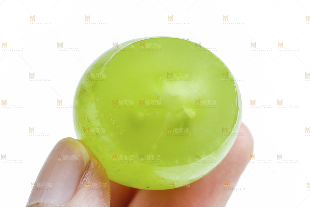 手拿新鲜青提