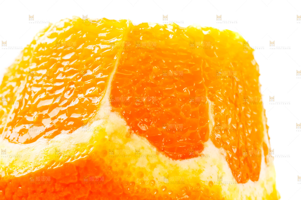 白底上放着新鲜橙子