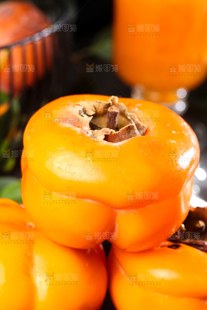 盘子里的黄柿子