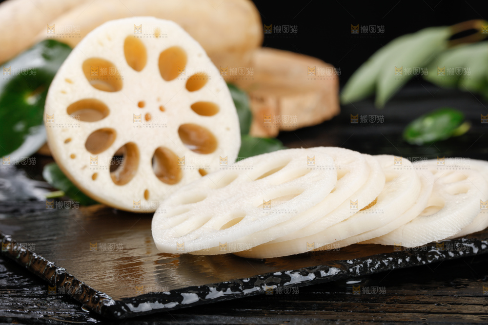 黑底上一堆湖北莲藕和切片的莲藕