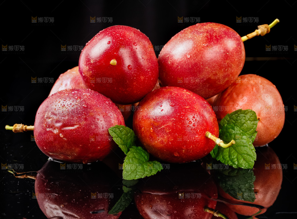 紫皮百香果放在黑底上