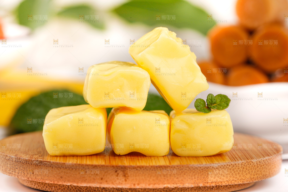 木板上放着榴莲味糖果