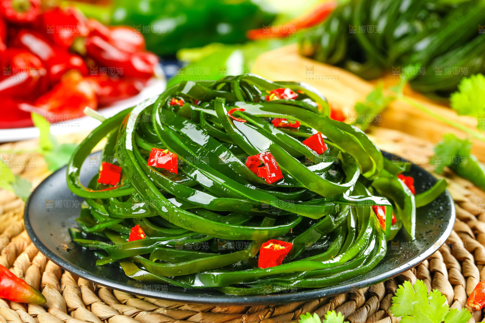 盘子里放着凉拌海带丝