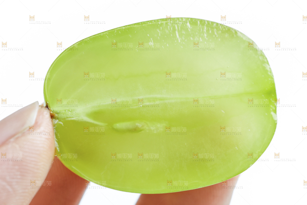 手拿新鲜青提