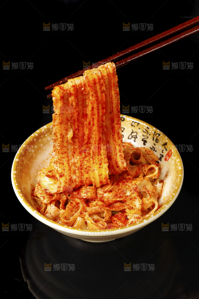 碗里装着臊子面