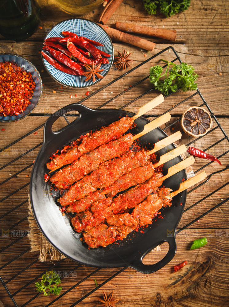 一锅肉串放在木底上