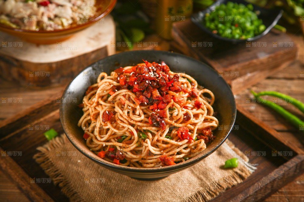一碗热干面放在木底上