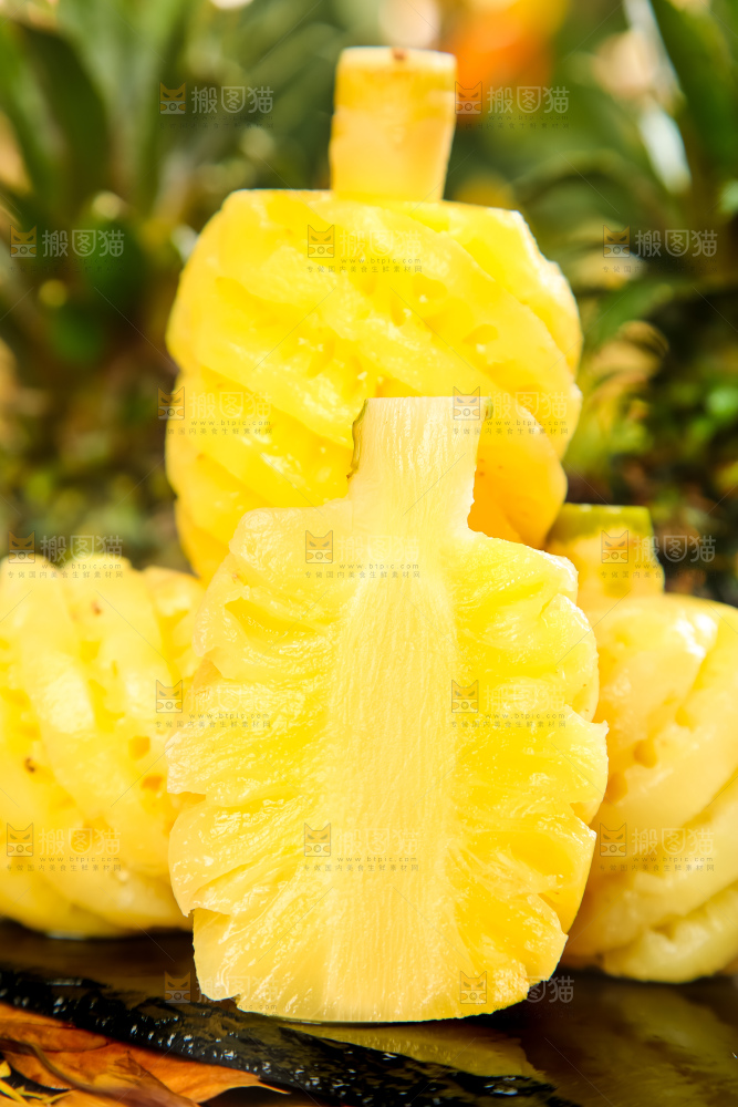 黑石板上的新鲜小菠萝