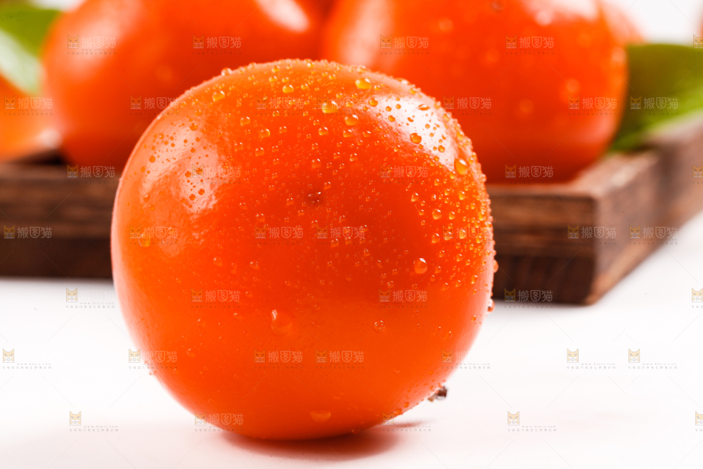 浅底上的大柿子