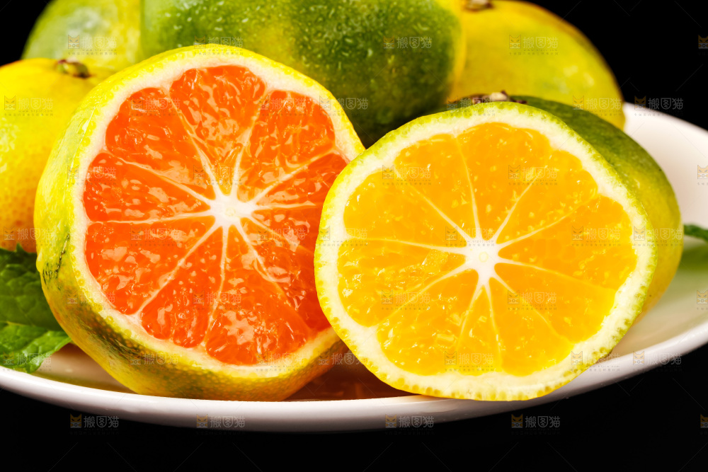 黑底上放着一盘云南蜜桔