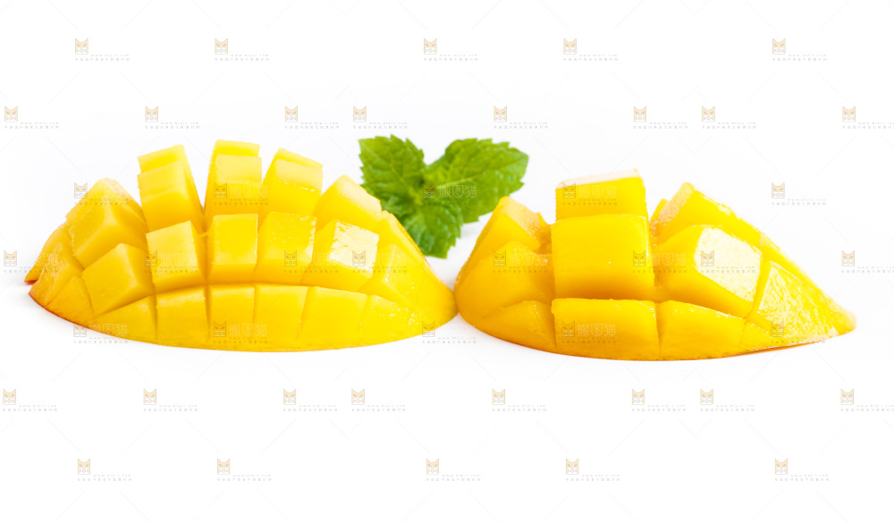 白底上放着切开的贵妃芒